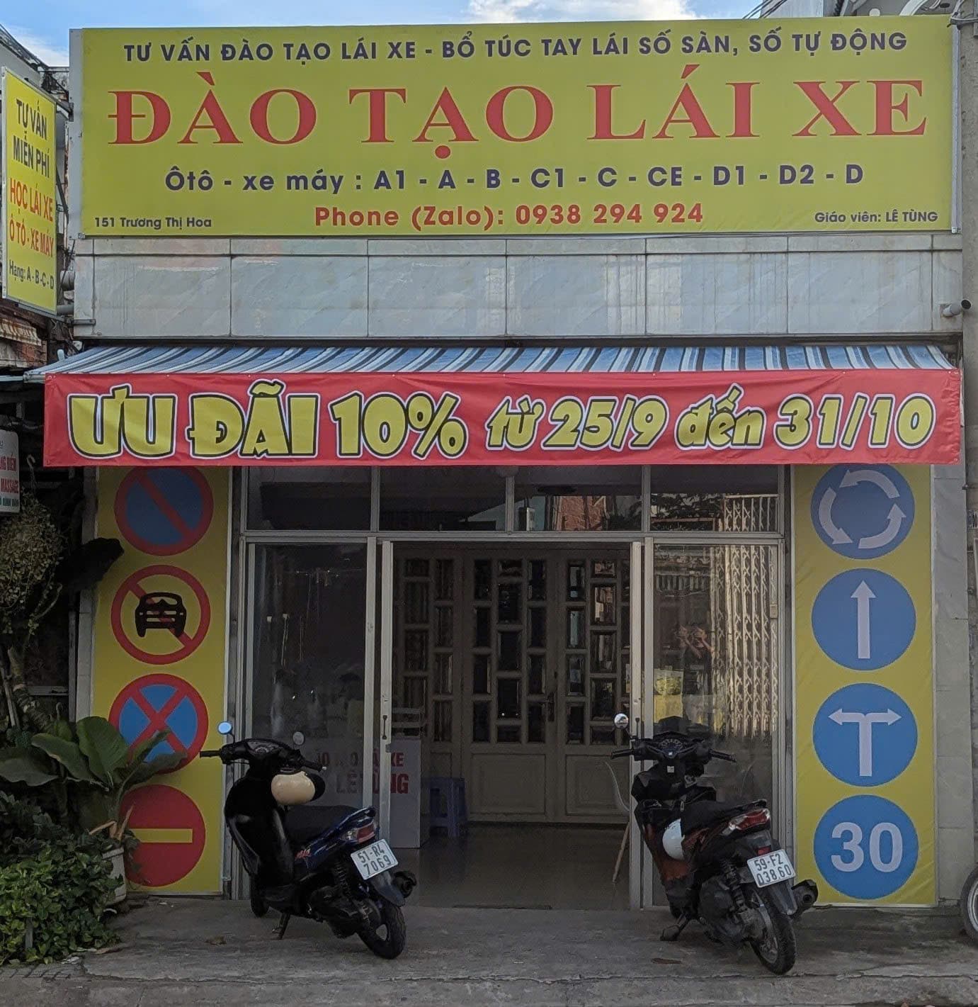 Thầy Tùng dạy lái xe